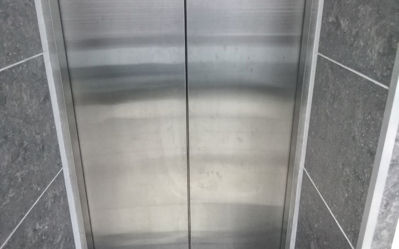 В брянских многоэтажках приступили к массовой замене лифтов