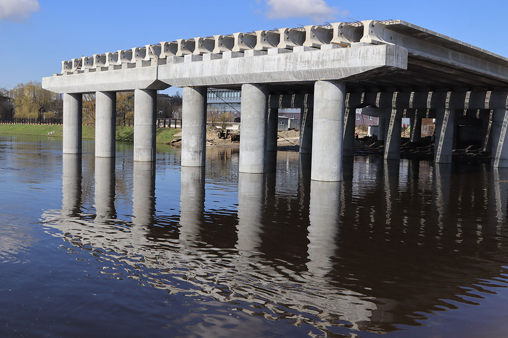 На Славянском мосту в Брянске ведутся работы над восьмым пролетом