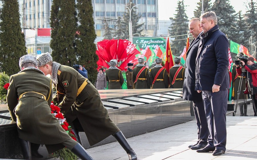 Глава Брянской области Александр Богомаз возложил цветы к Вечному огню в Гомеле