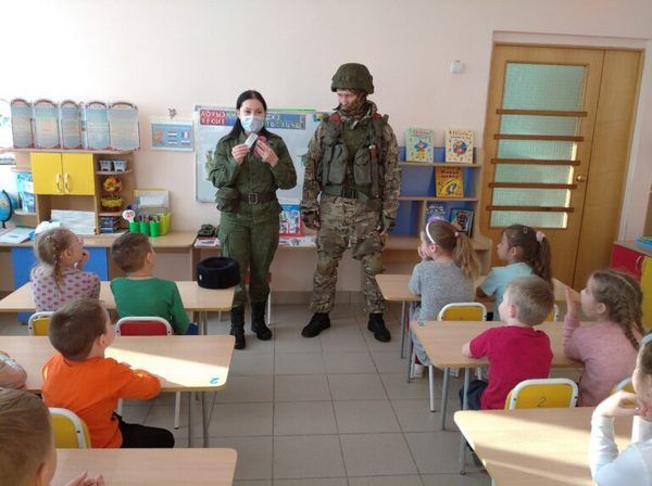 Военнослужащие побывали в детском саду «Ручеек» в брянской Суземке