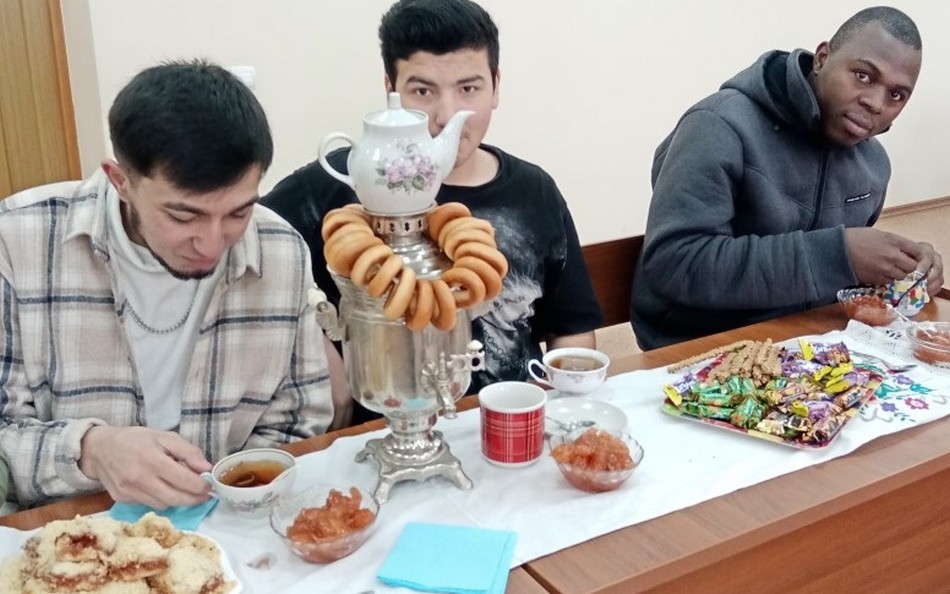 Иностранных студентов БГТУ познакомили с чайными традициями народов мира