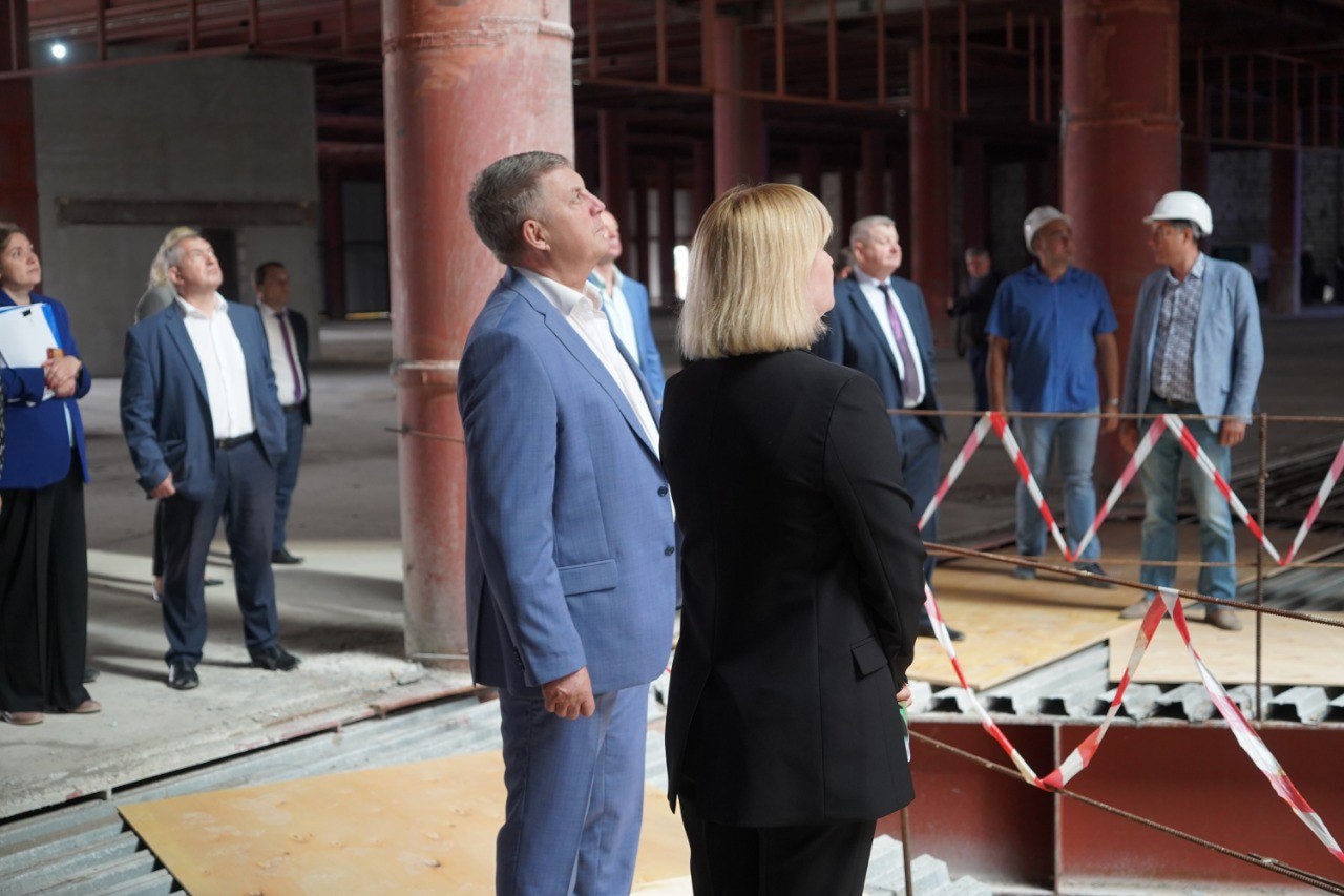 Брянскому губернатору показали строящийся ТРЦ «МегаГринн» изнутри