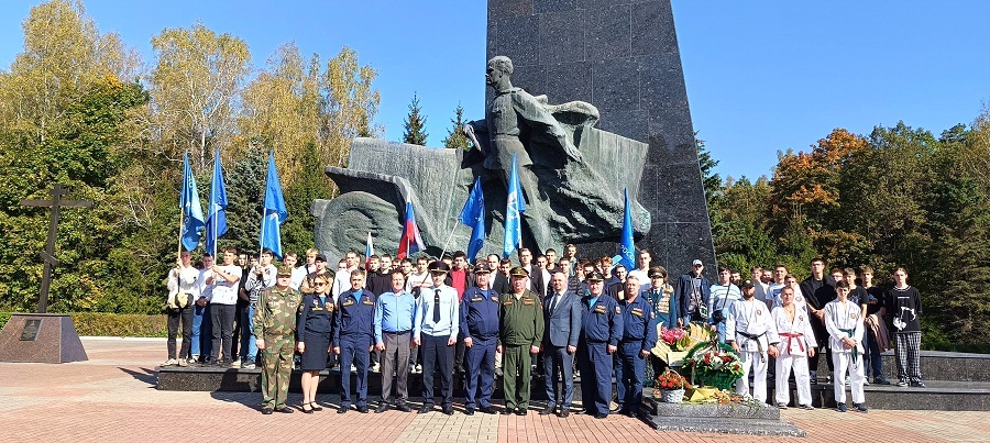 Выпускникам брянских школ ДОСААФ вручили удостоверения у памятника «Воинам-водителям»