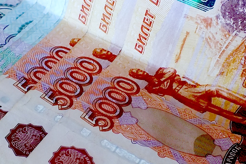 19-летняя девушка украла у пенсионерки 18 тысяч рублей