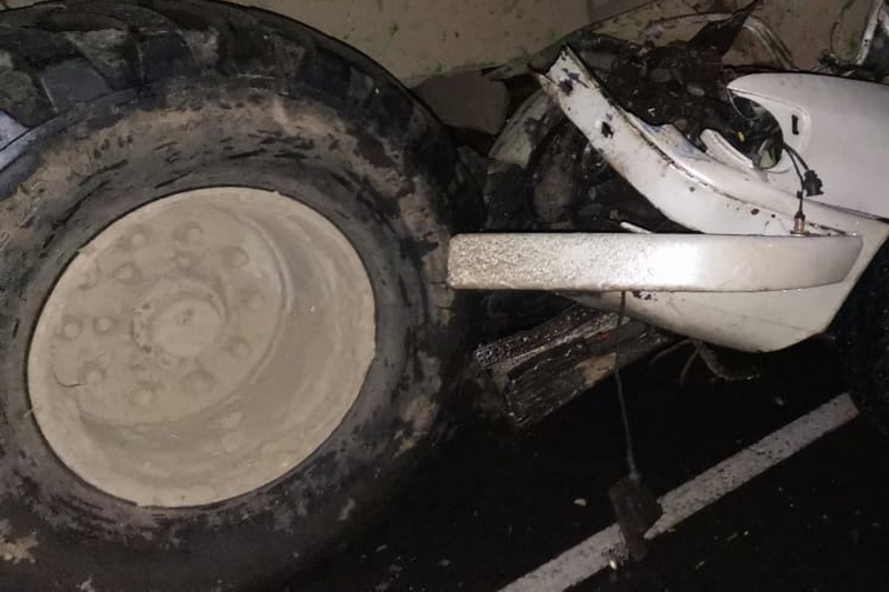 Водитель ВАЗа врезался в трактор под Жуковкой и оказался в больнице