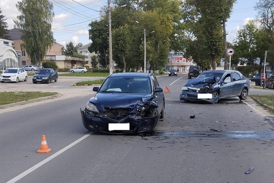 Две пассажирки ранены при столкновении машин в городе Дятьково