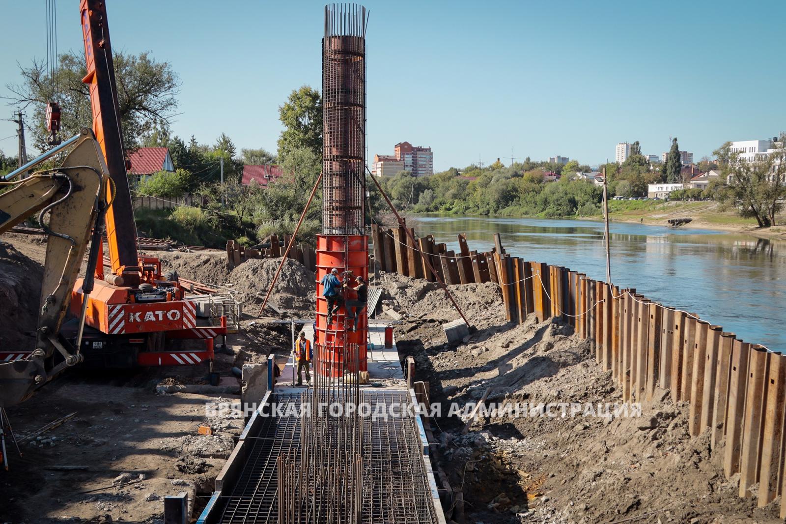 На Славянском мосту в Брянске бетонируют ростверк для шестой русловой опоры