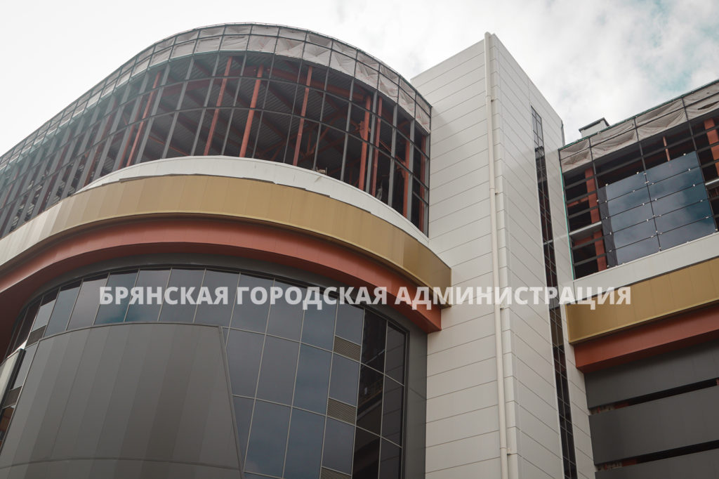Губернатор Богомаз посетил стройку торгового центра «МегаГринн»