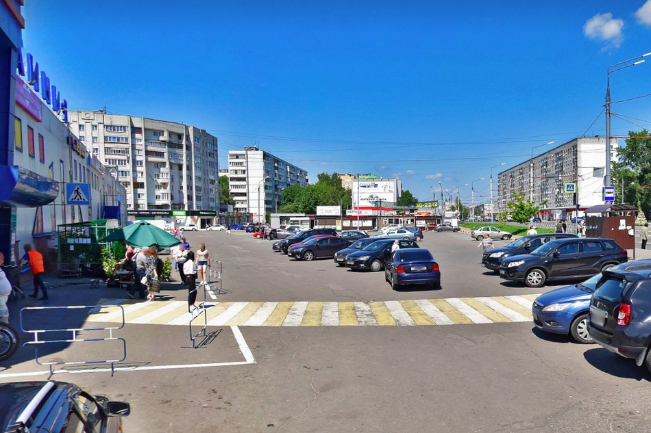 Брянцы пожаловались на автомобильный хаос возле гипермаркета «Линия»