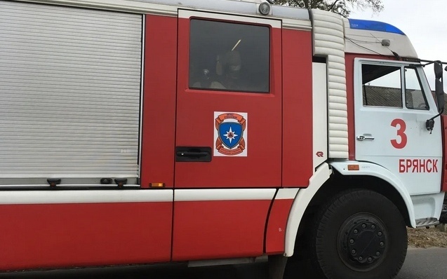 В Брянске потушили начавшийся после атаки беспилотника пожар в административном здании