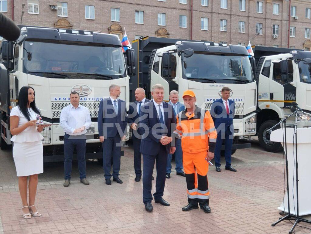 Брянский губернатор вручил дорожникам ключи от новой спецтехники
