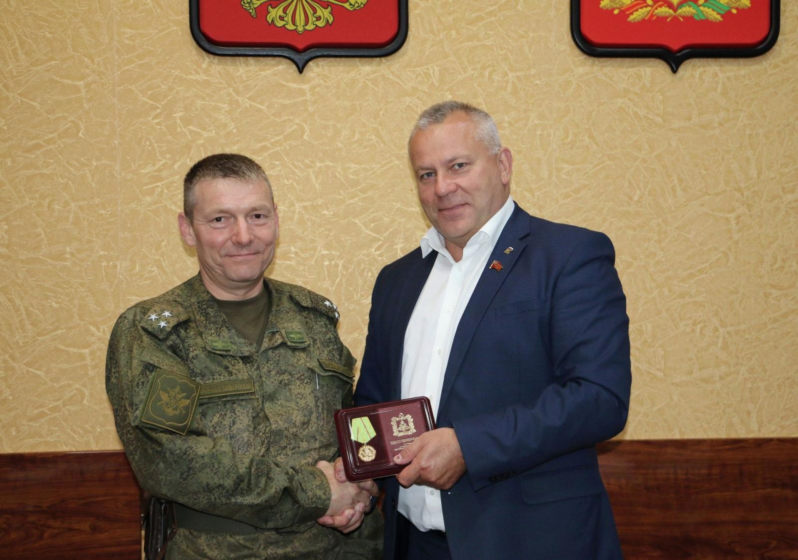 Спикер Брянской облдумы Суббот вручил медаль командиру войсковой части