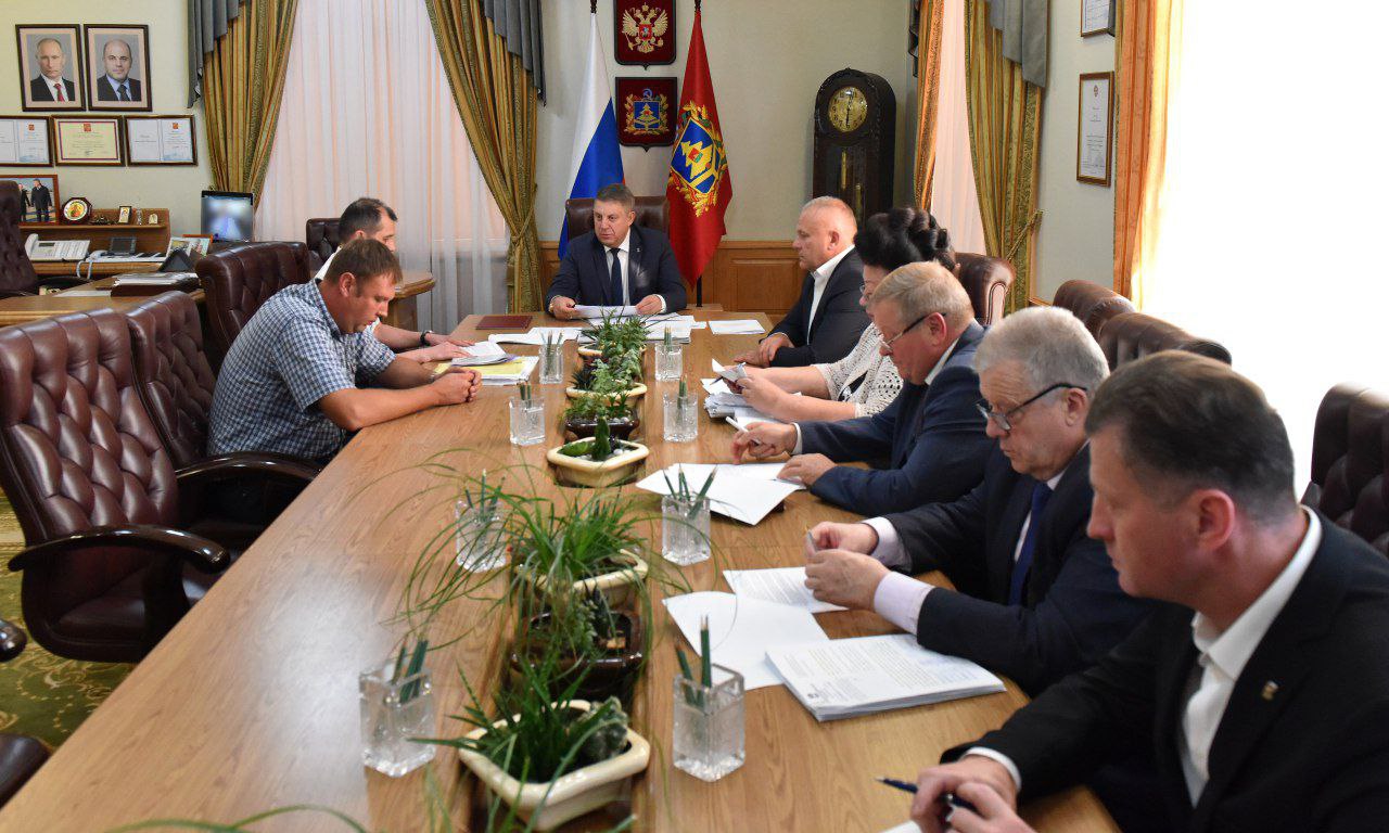 Губернатор Александр Богомаз обсудил перспективы развития Брянского фанерного комбината
