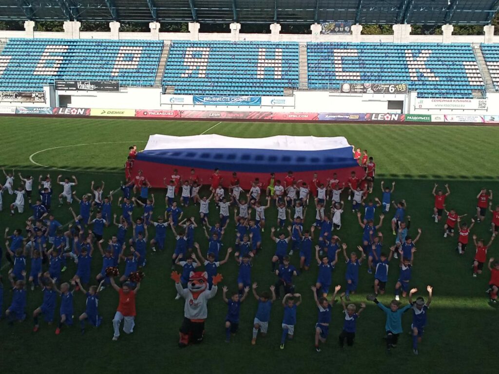 В Брянске на стадионе «Динамо» состоялся флешмоб «Россия — мы вместе»
