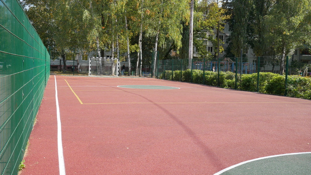У школы №55 в Брянске обустроили универсальную спортплощадку