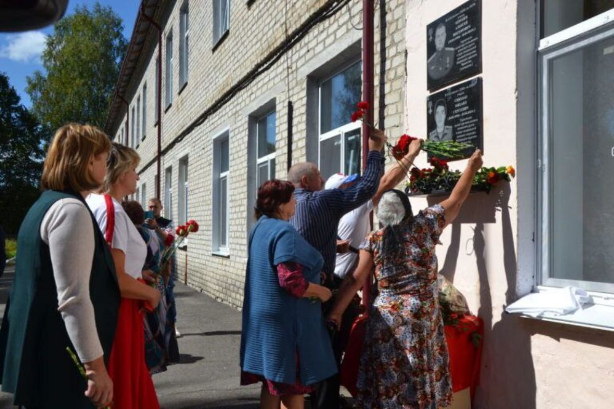 В память о бойцах СВО установили мемориальные доски в школах Почепского района
