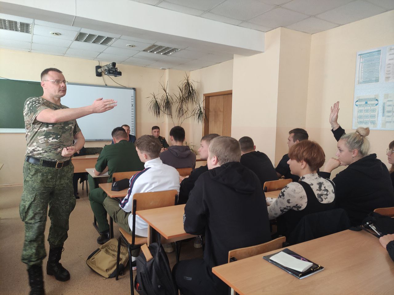 Брянские студенты пообщались с добровольцем СВО Сергеем Новосветловым