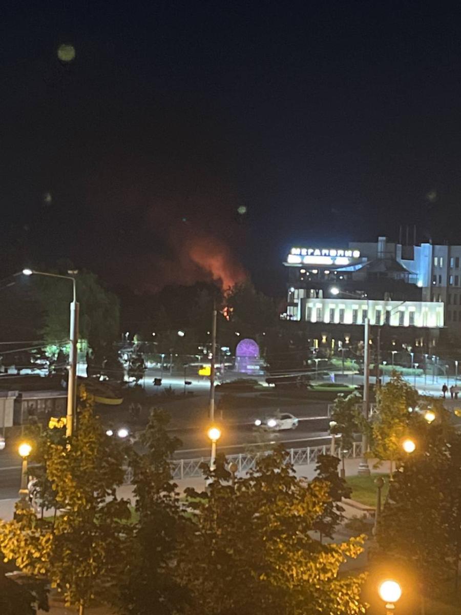 Неподалеку от Славянского моста в Брянске разгорелся сильный пожар