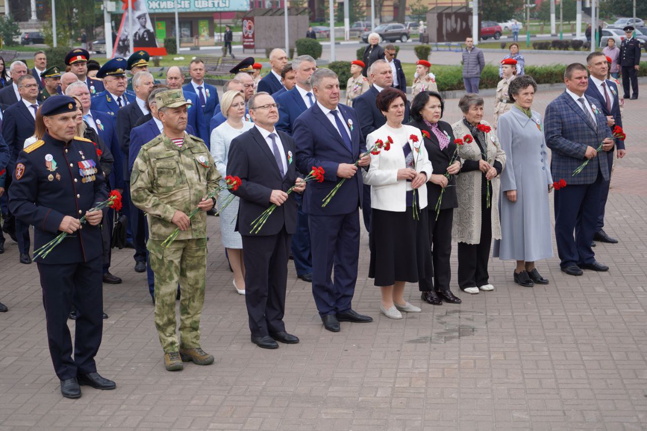 Брянский губернатор Александр Богомаз возложил цветы к стелле «Город Воинской славы»