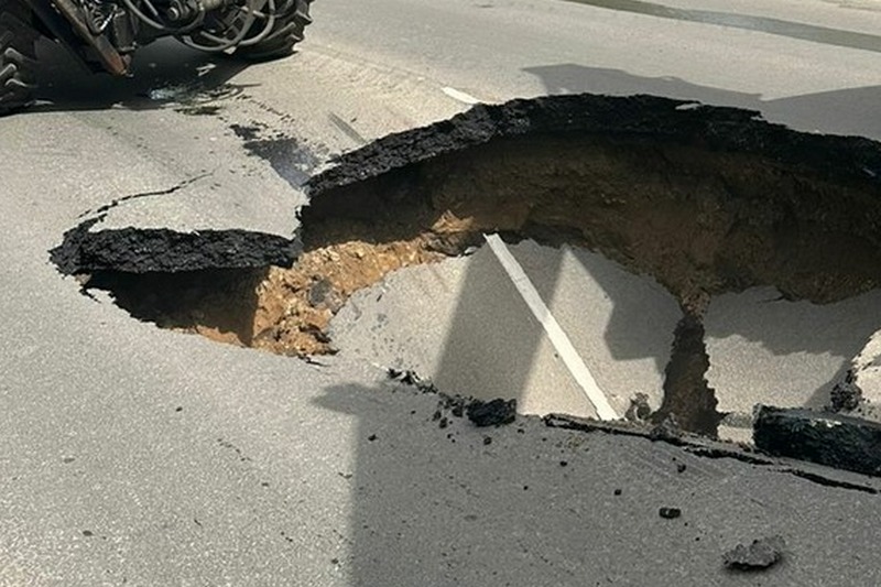 В Брянске на тротуаре к станции Рижский пост образовалась огромная дыра