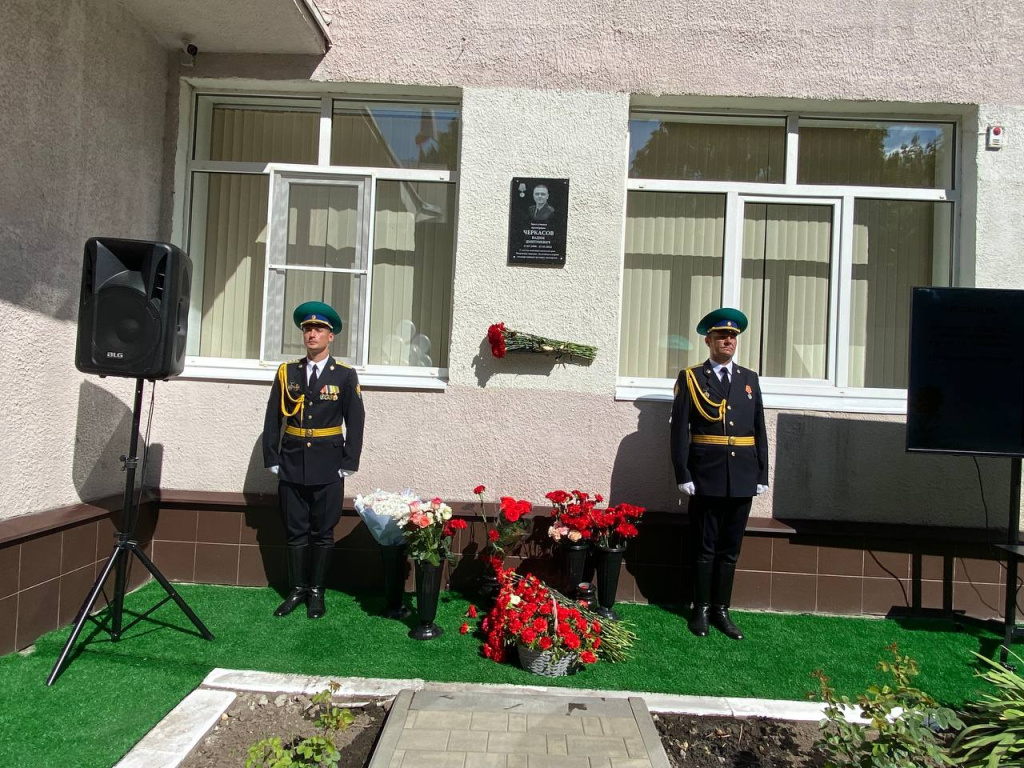 В Брянске открыли памятную доску в честь погибшего в СВО Вадима Черкасова