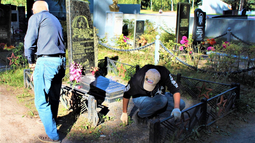 В Бытоши открыли после реставрации памятник расстрелянным мирным жителям