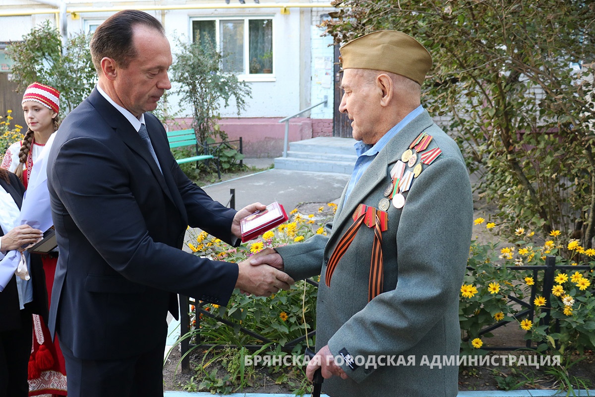 Вице-мэр Брянска Сергей Антошин навестил и поздравил ветеранов