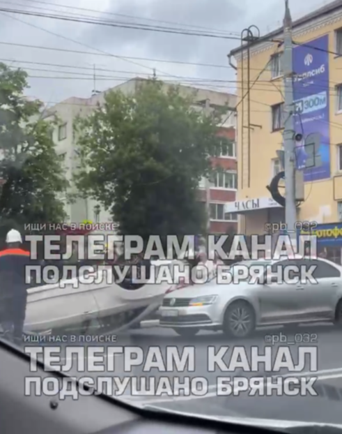 В Брянске на проспекте Ленина легковушка перевернулась на проезжей части