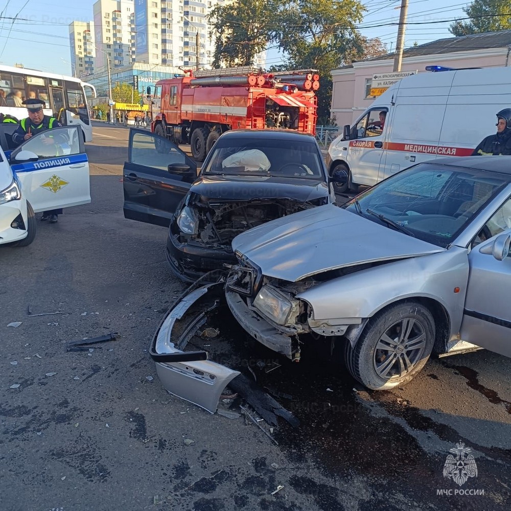 В Брянске утром случилось ДТП, потребовалась помощь спасателей