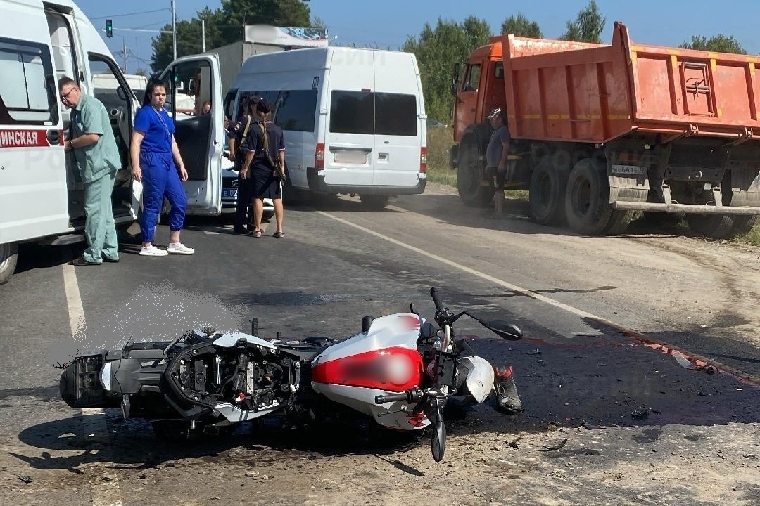 В Бежицком районе Брянска случилось ДТП с мотоциклом и грузовиком