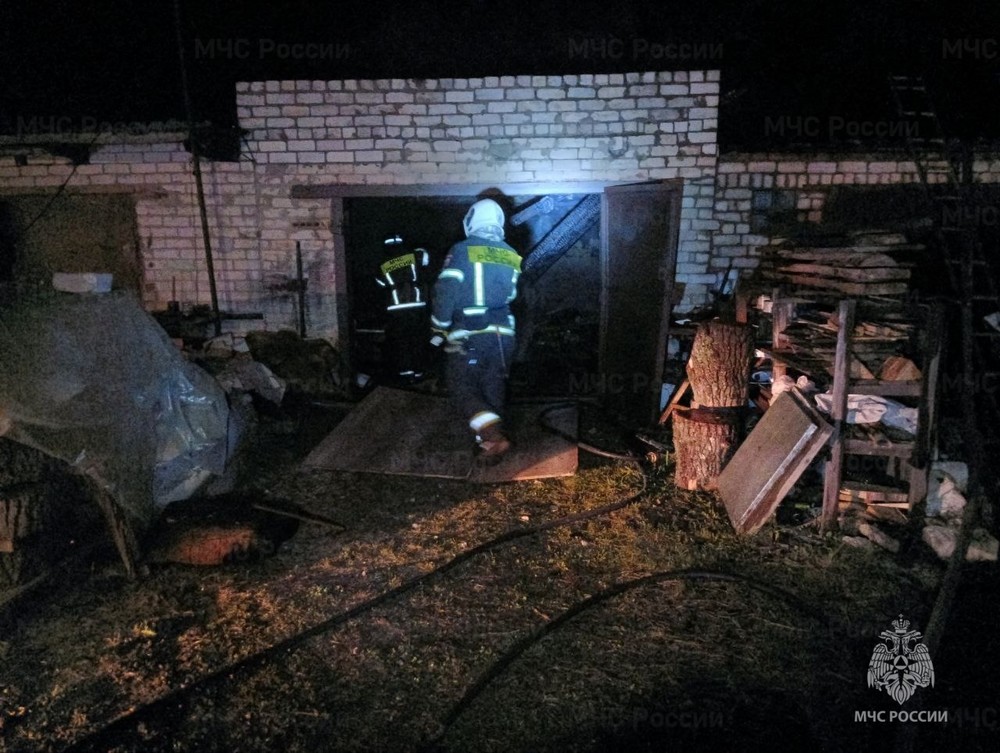 При пожаре в гараже в Клинцах пострадали мужчина и женщина