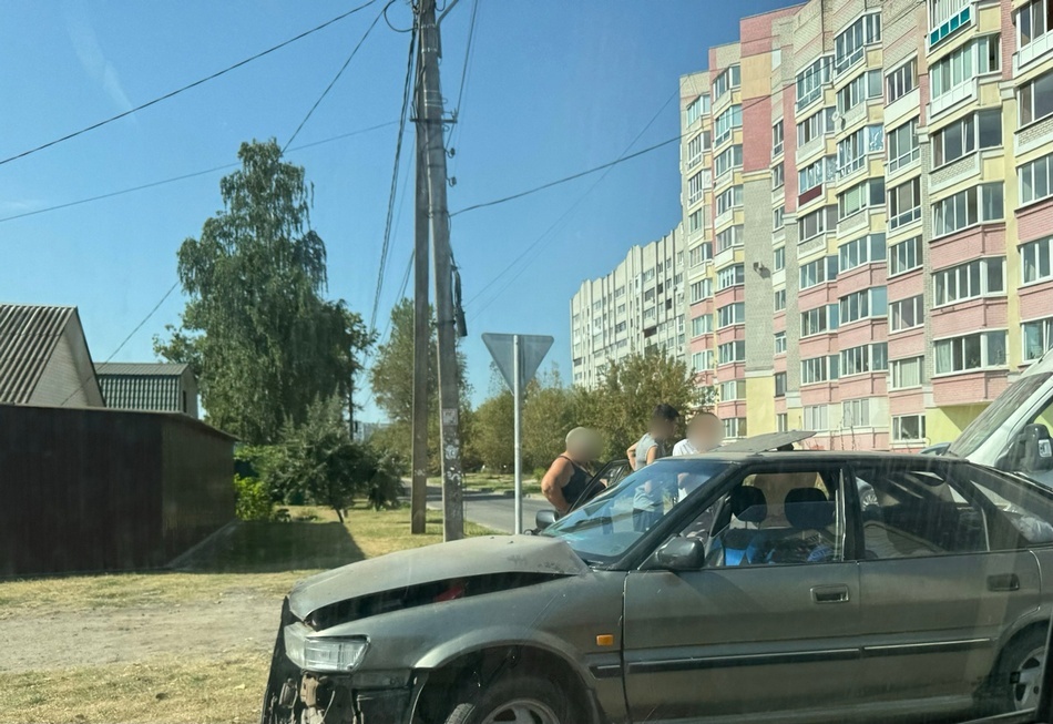 На Менжинского в Брянске столкнулись маршрутка и легковушка