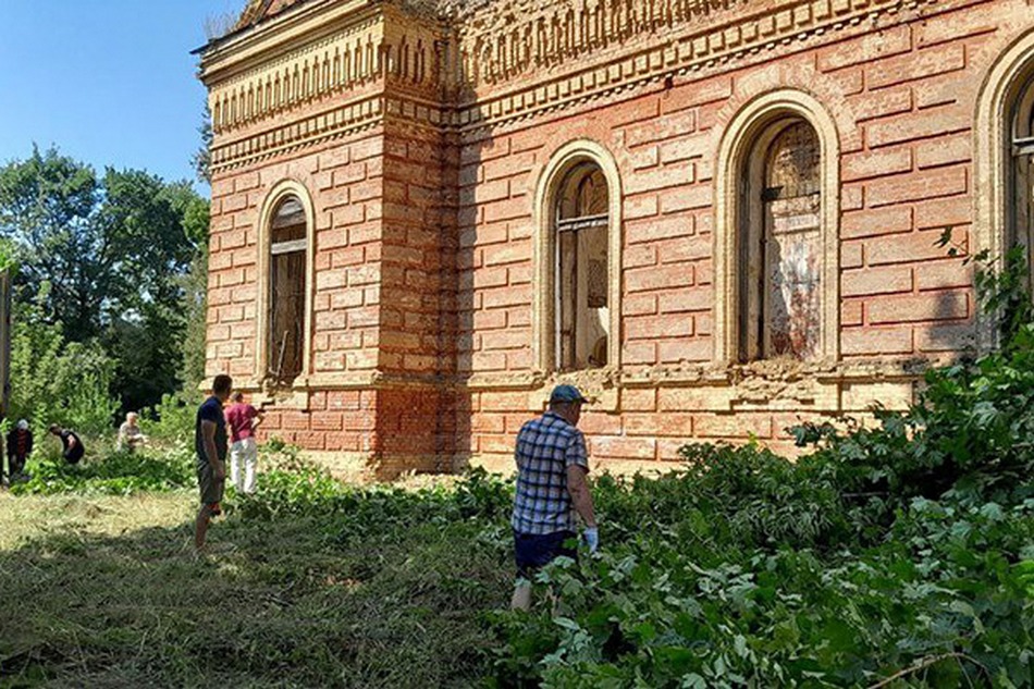 Брянские осужденные привели в порядок территорию возле церкви