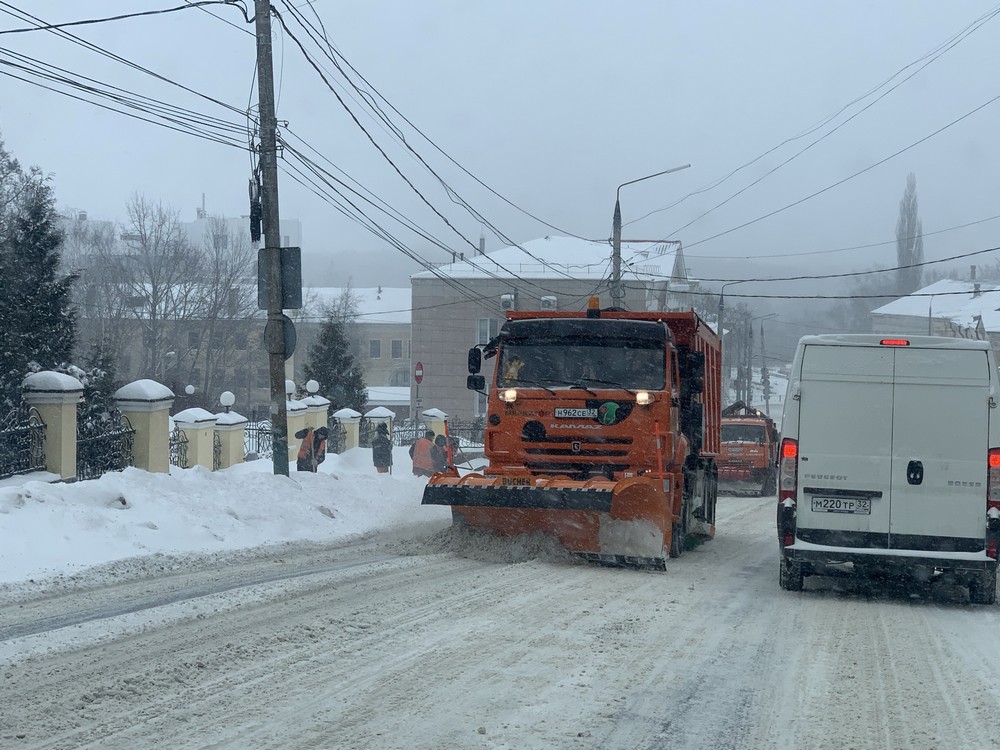 Город Брянск освобождают от снежного плена