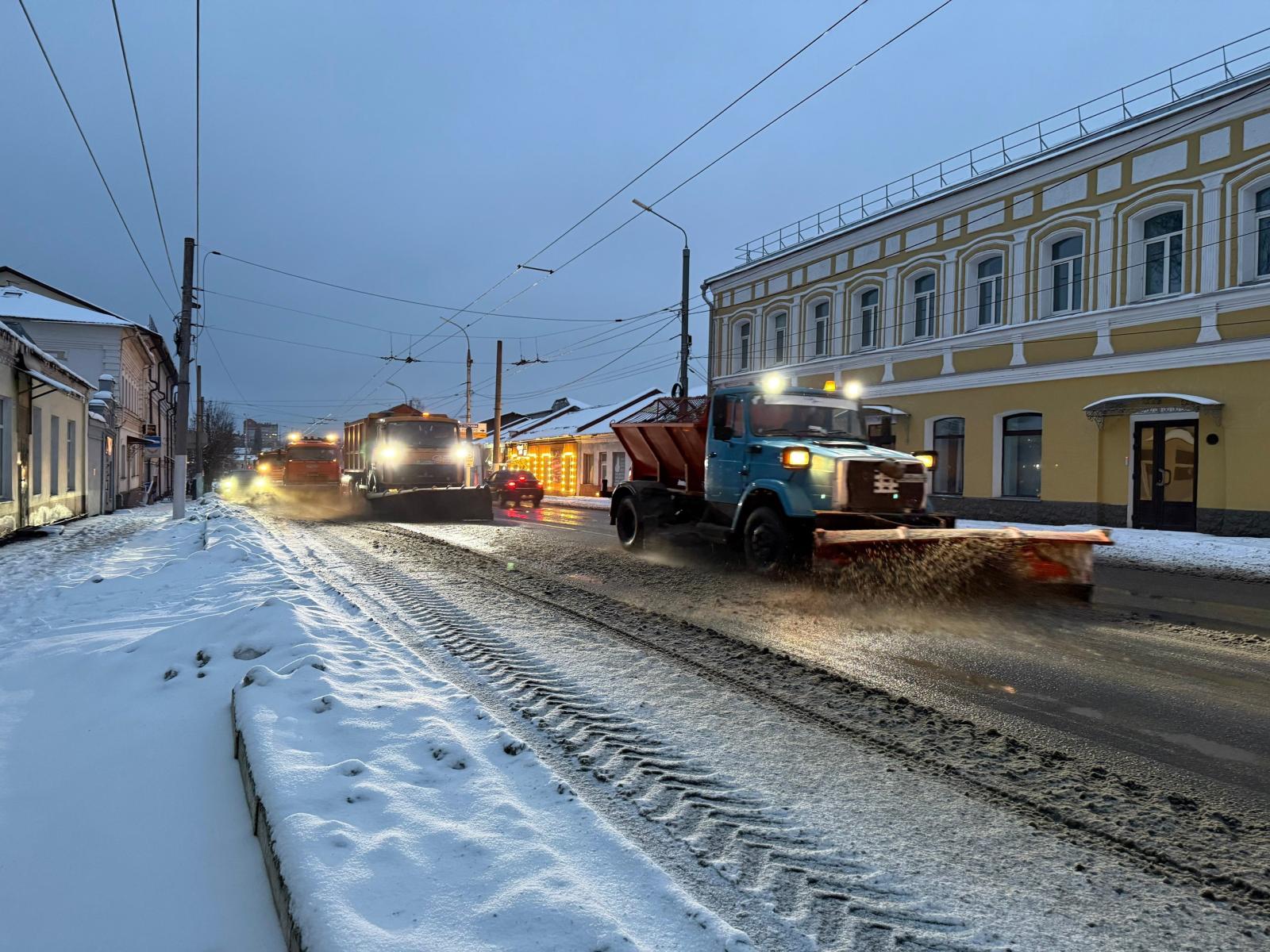 Снег с улиц города Брянска вывозят круглые сутки