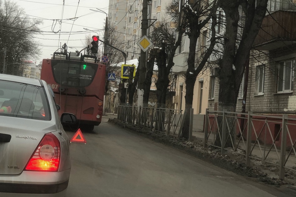 Из-за сломавшегося троллейбуса на Красноармейской в Брянске возникла пробка