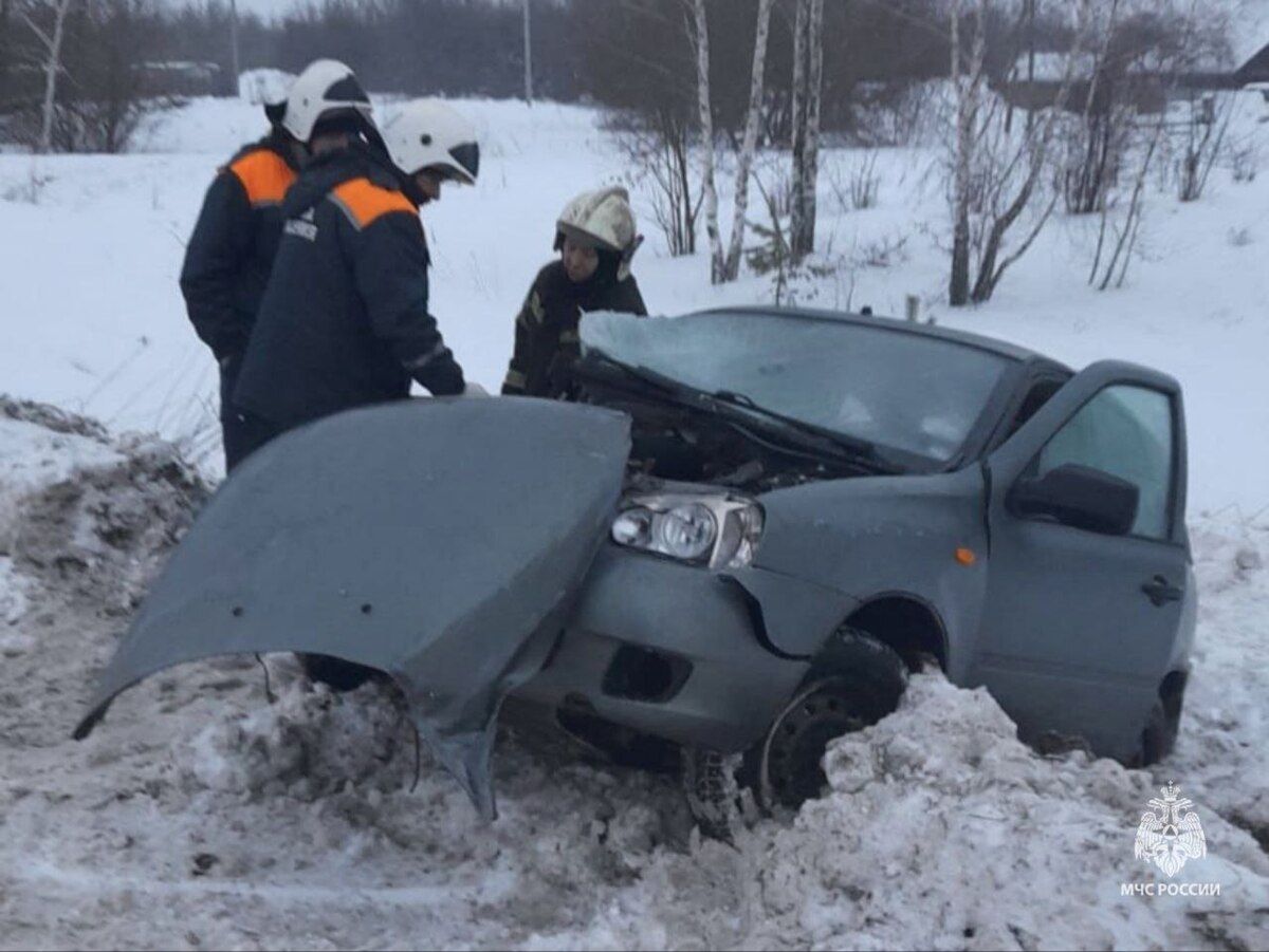 Под Добрунью спасателям пришлось разрезать автомобиль, чтобы спасти человека