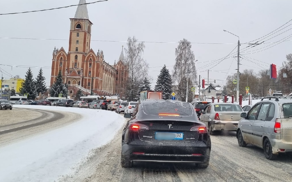 Брянских водителей просят быть предельно аккуратными на зимних дорогах