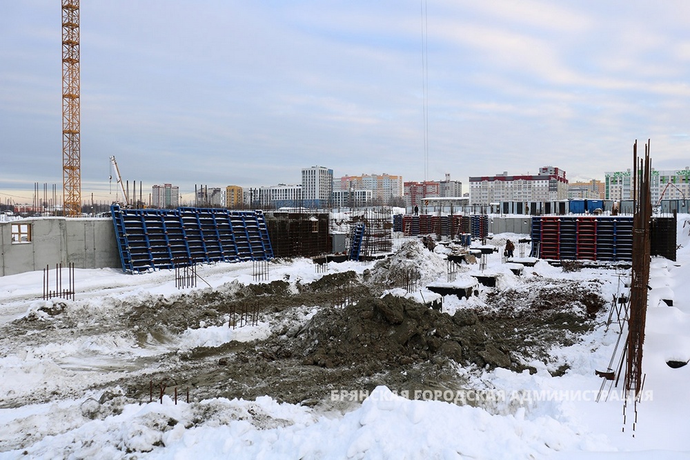 На территории старого аэропорта в Брянске продолжается строительство школы