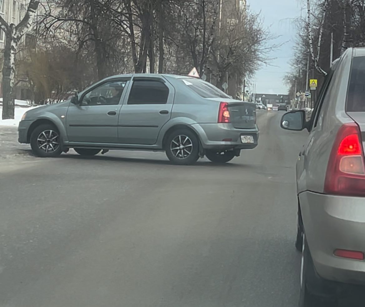 Жители Фокинского района Брянска жалуются на переизбыток учебных автомобилей