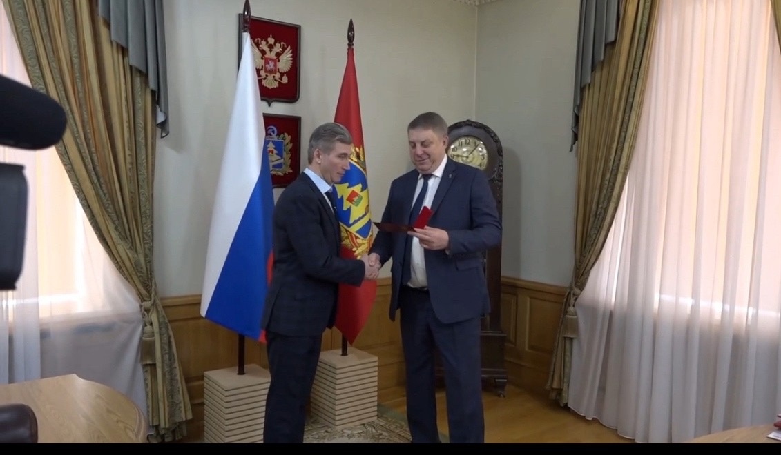 Александр Богомаз наградил орденом Дружбы Владислава Толкунова