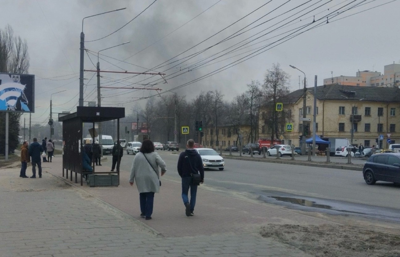 На улице Менжинского в  Брянске загорелись бараки