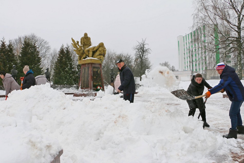 Депутаты Брянской облдумы поработали лопатами у памятника «Круговая оборона»
