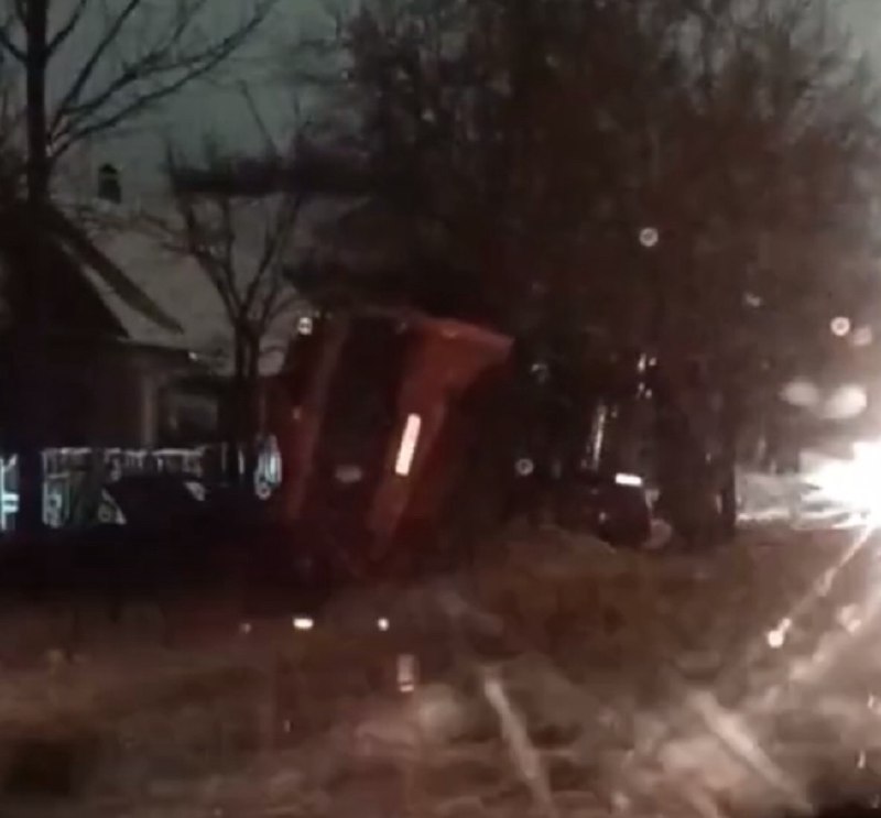 В Брянске перевернулась снегоуборочная машина