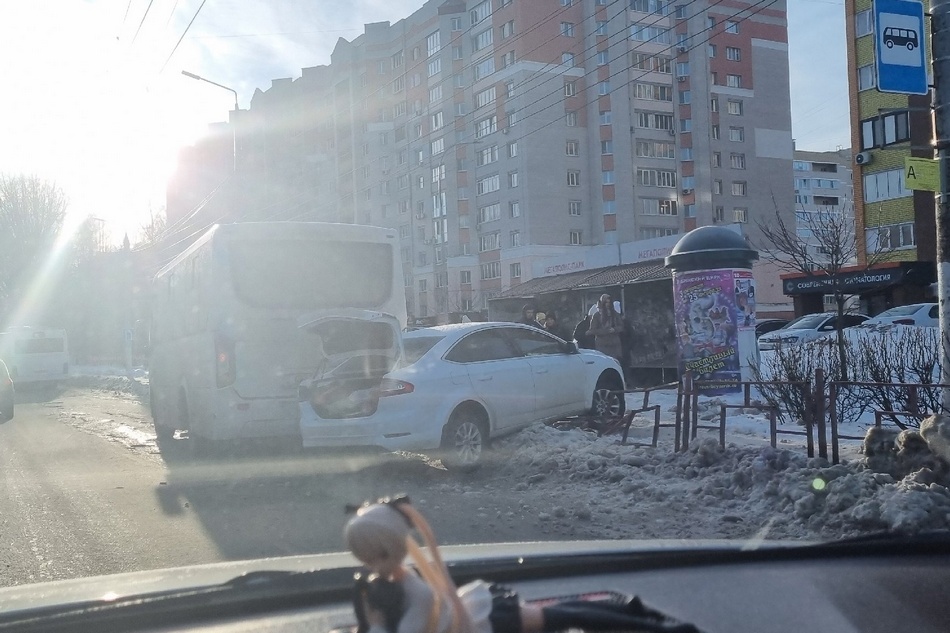 В Брянске напротив БГУ легковушка снесла ограждение возле остановки