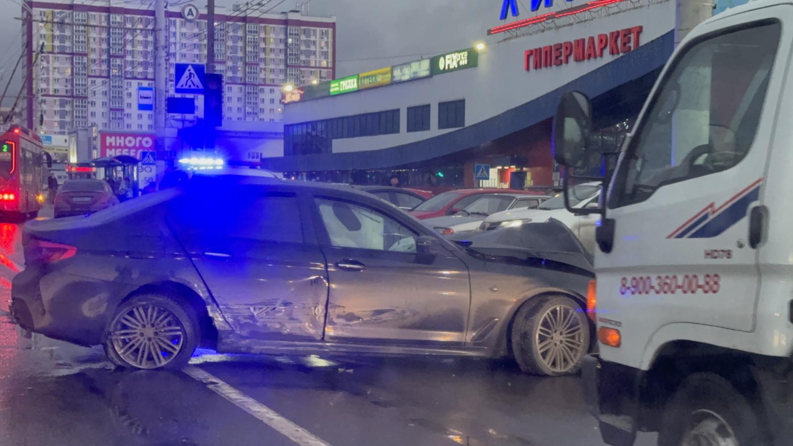 В Фокинском районе Брянска БМВ врезалась в столб