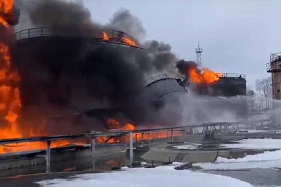 В Клинцах, где горит нефтебаза, работают специалисты Роспотребнадзора