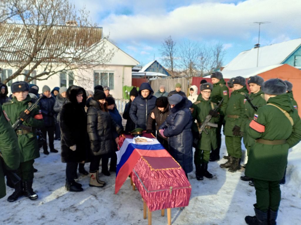 Брянцам показали фото с похорон погибшего участника СВО Алексея Гукалина