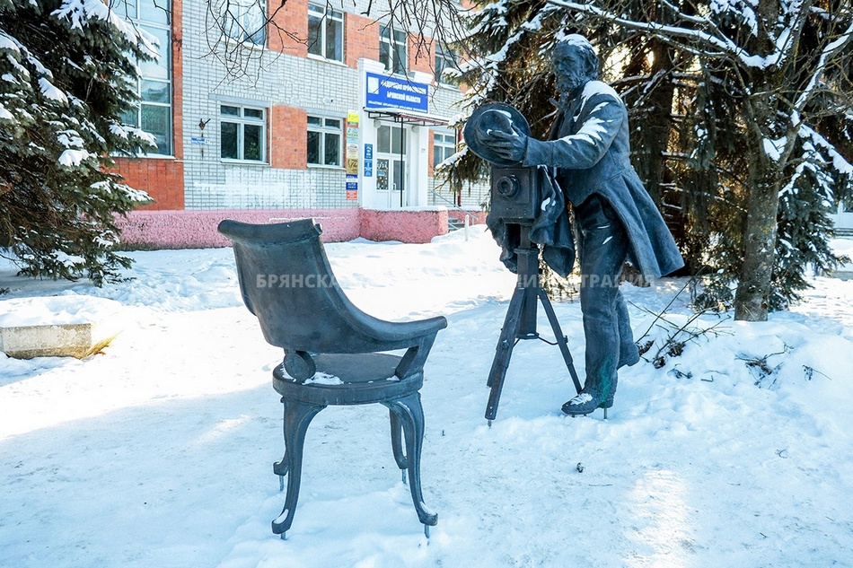 В Брянске возле стадиона установили памятник фотографу XIX века «Птичка»