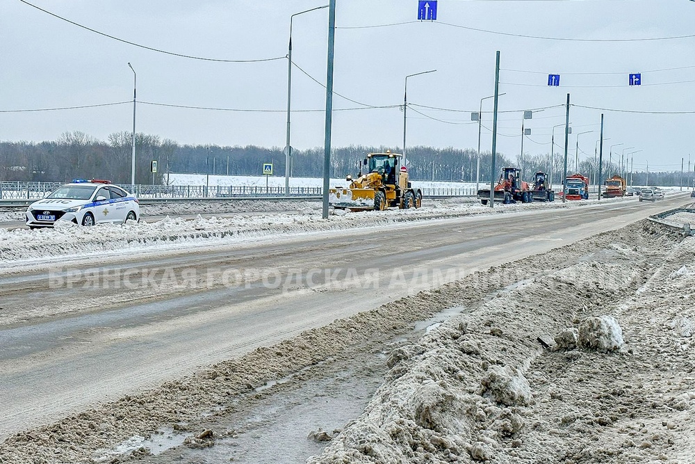 Сотрудники ГИБДД помогли брянским дорожникам убрать снег с проспекта Героев